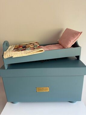 American Girl Vintage 1990s Kirsten's Wooden
Trunk, Bed & Quilt Set